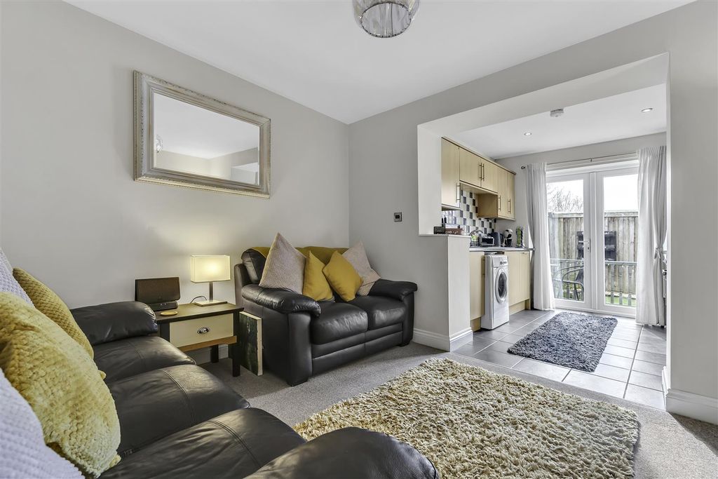 Property photo 1 of 12 Lounge