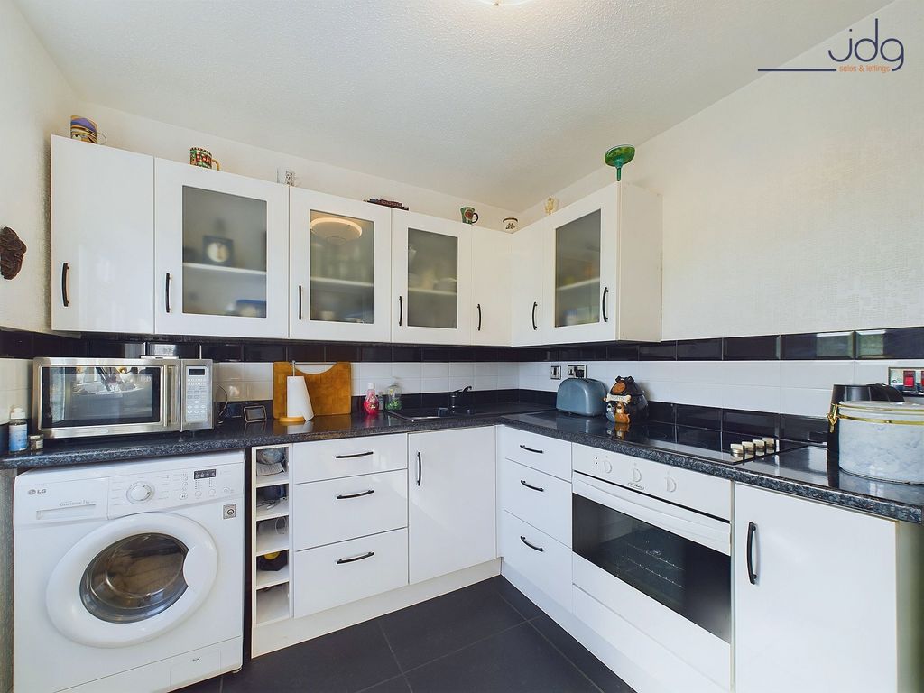 Property photo 3 of 9 Kitchen