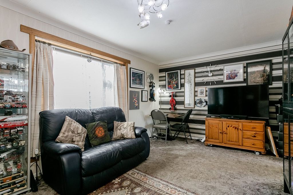 Property photo 2 of 25