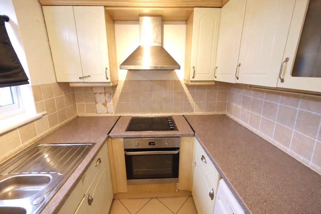 Property photo 3 of 10 Kitchen