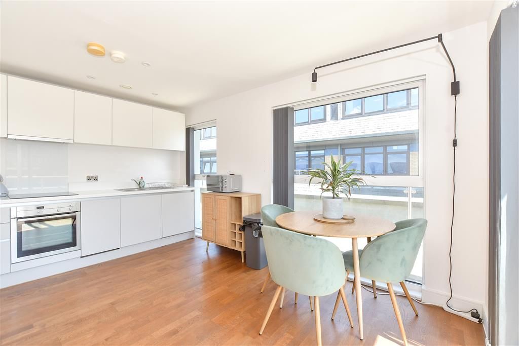 Property photo 1 of 11 Lounge/Kitchen