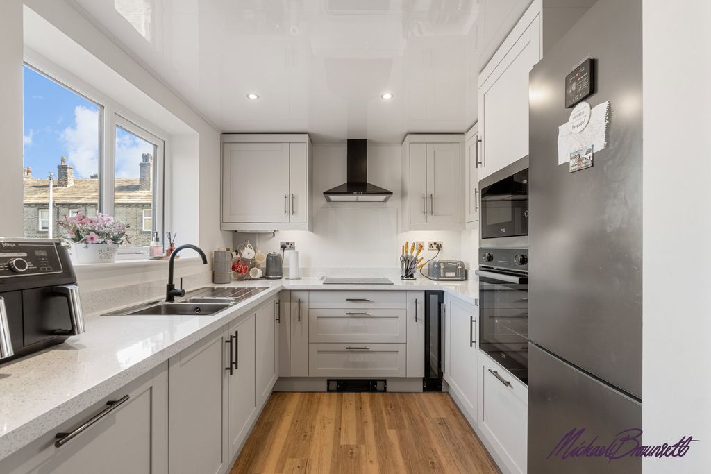 Property photo 3 of 24