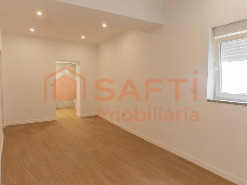 Property photo 1 of 12 Renovated T3 House In Canidelo