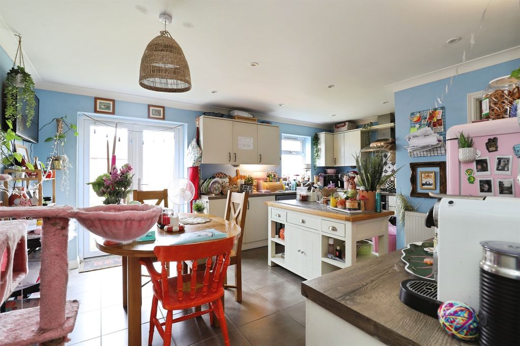 Property photo 2 of 24