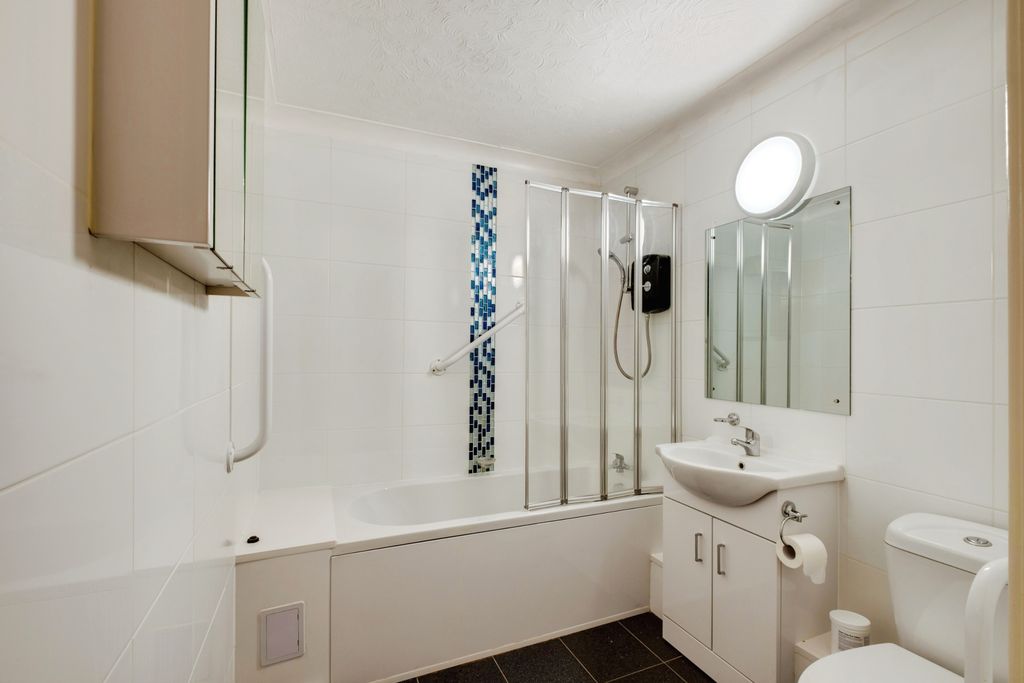 Property photo 1 of 10 Bathroom