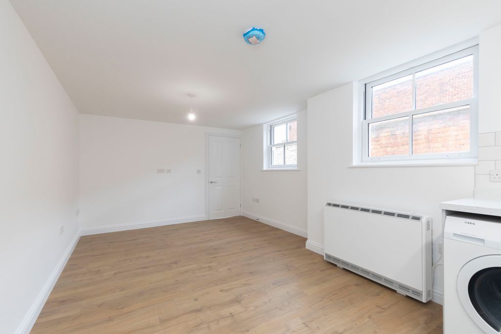 Property photo 2 of 8 Flat 6, 442-446 High St-04