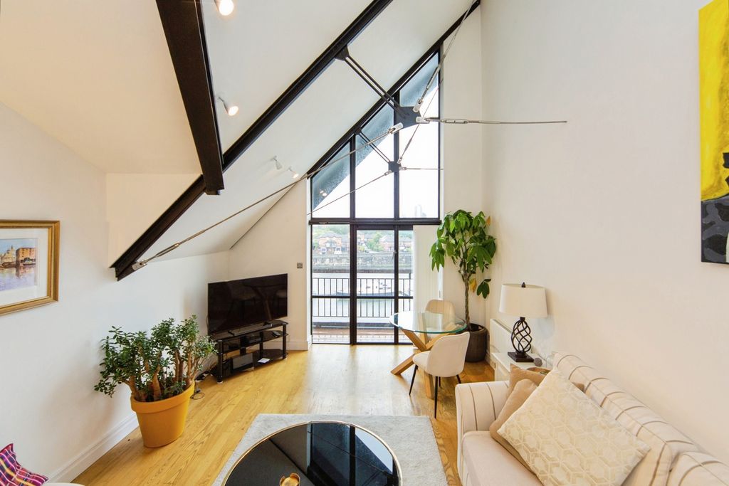 Property photo 2 of 19 Pbox-Img.Jpg