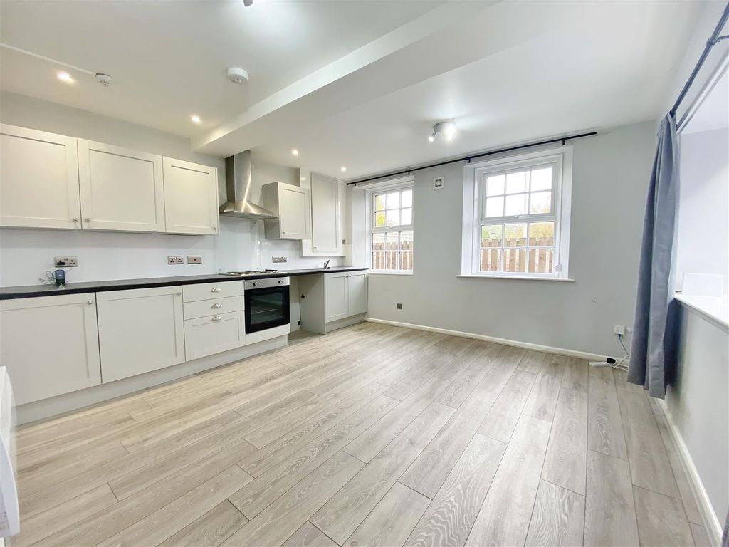 Property photo 3 of 9 Kitchen/Lounge