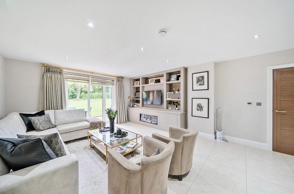 Property photo 2 of 27 Davidson Frost-Wellings, Dfw, Argyll House, Living