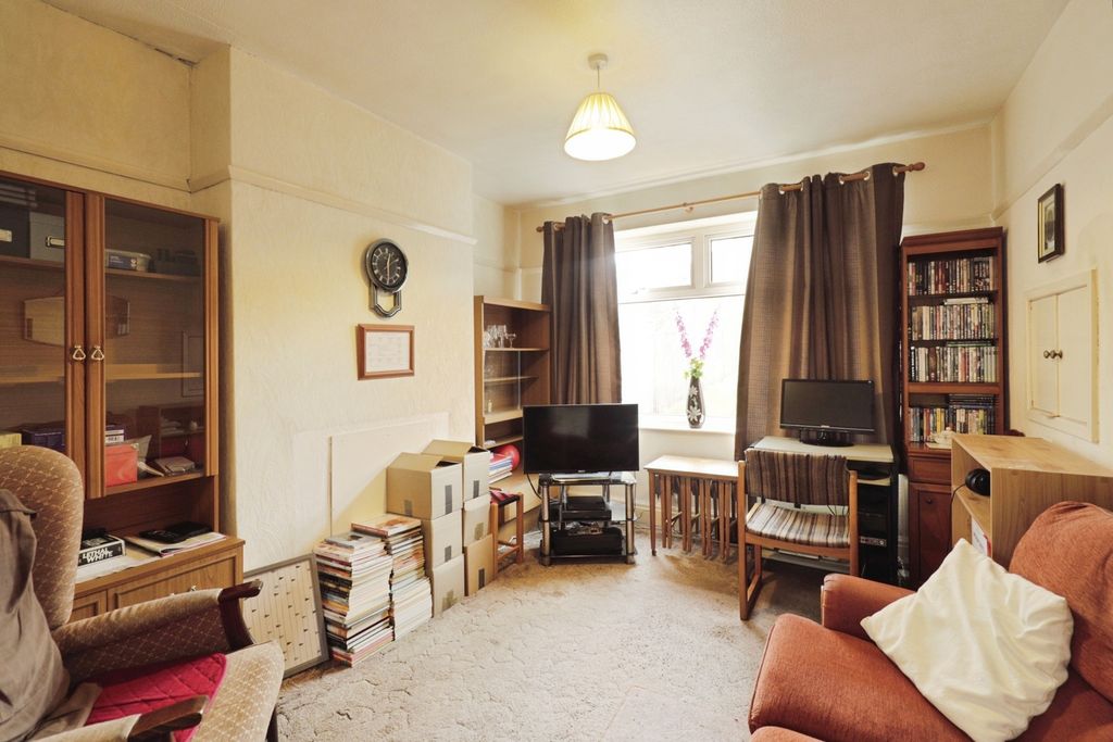 Property photo 3 of 13 Lounge