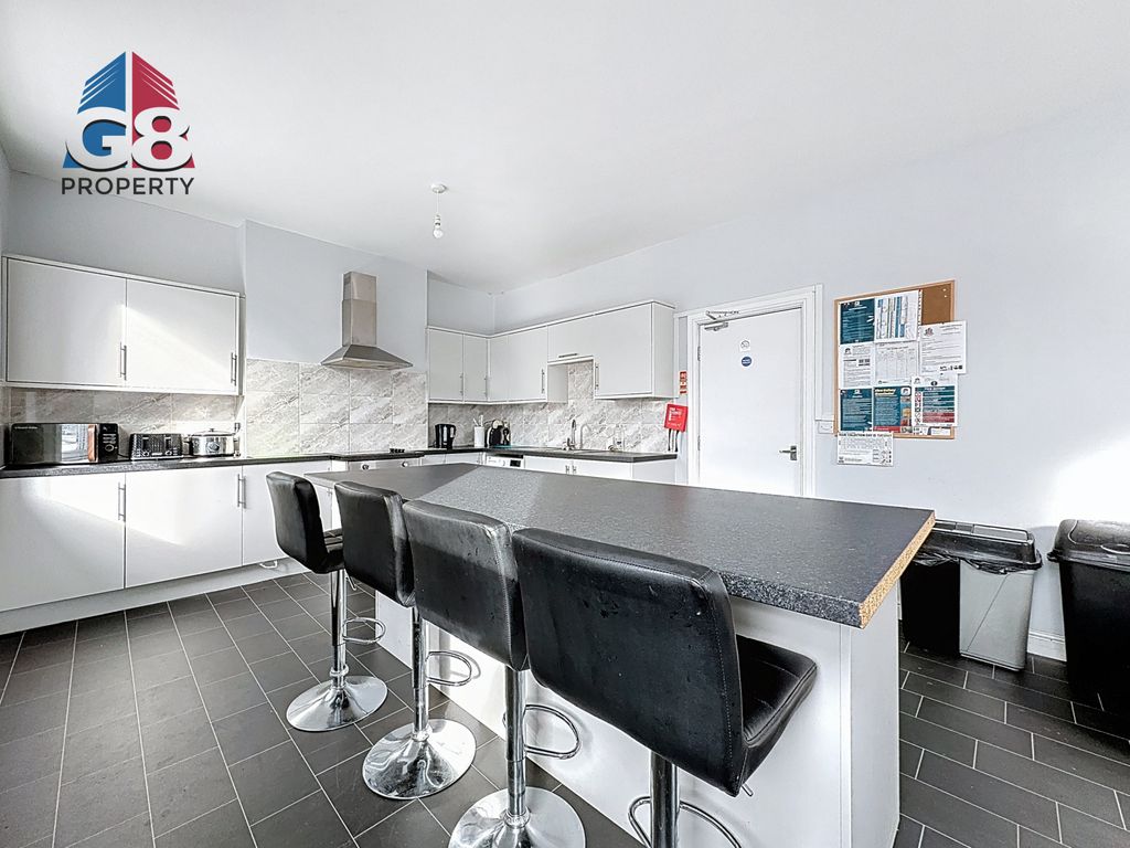 Property photo 1 of 6 4 Bed Shared House - Pontefract Road, Barnsley S71