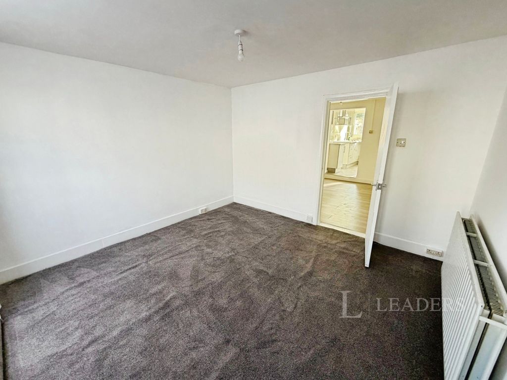 Property photo 3 of 16 Lounge