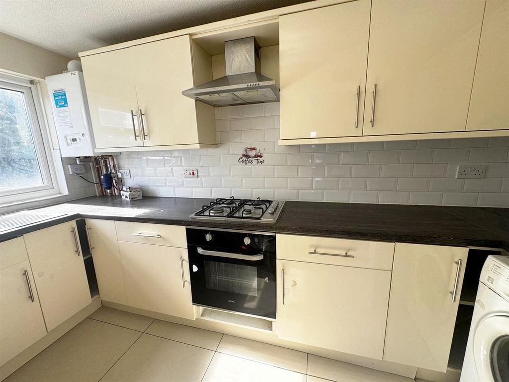 Property photo 2 of 7 Kitchen
