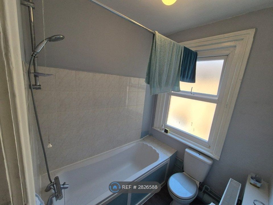 Property photo 3 of 8 Bathroon