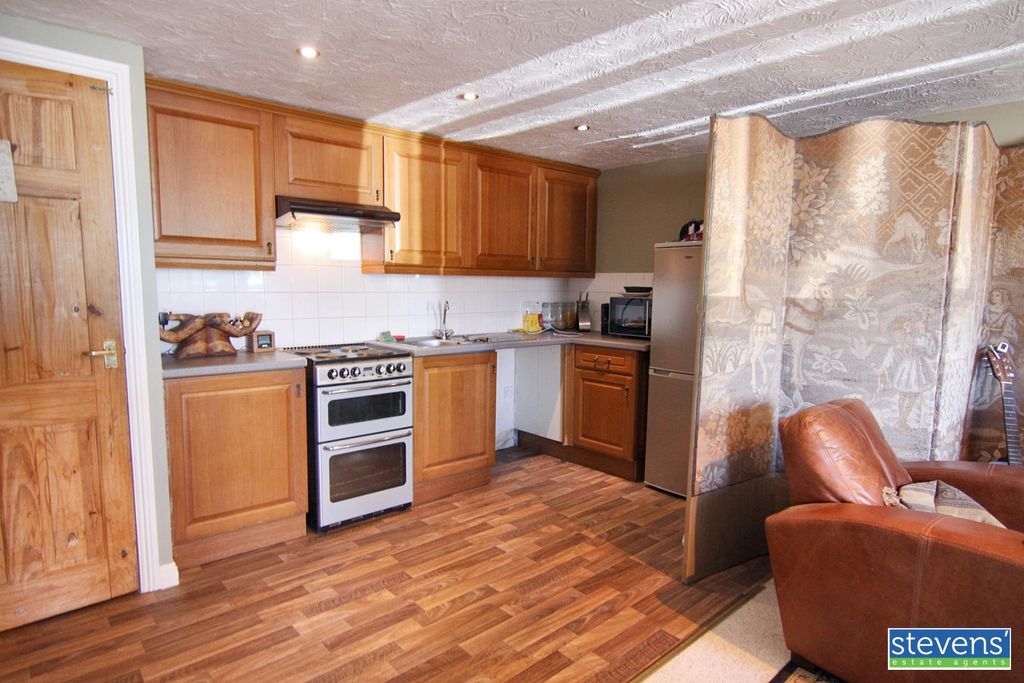 Property photo 3 of 6 Kitchen