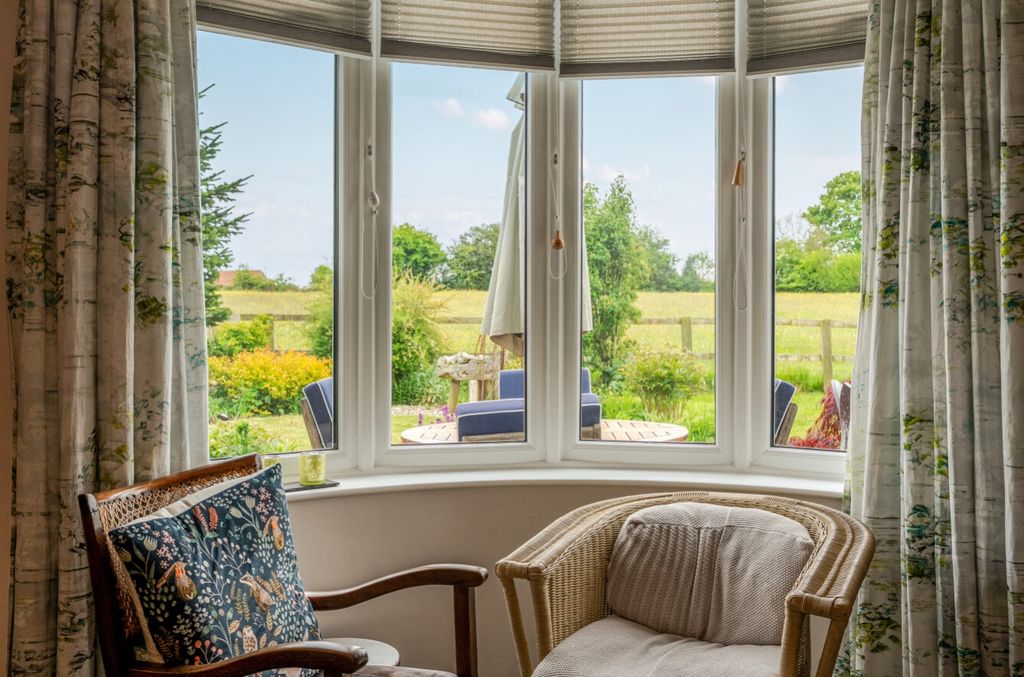 Property photo 3 of 20 Harrogate Estate Living Room3