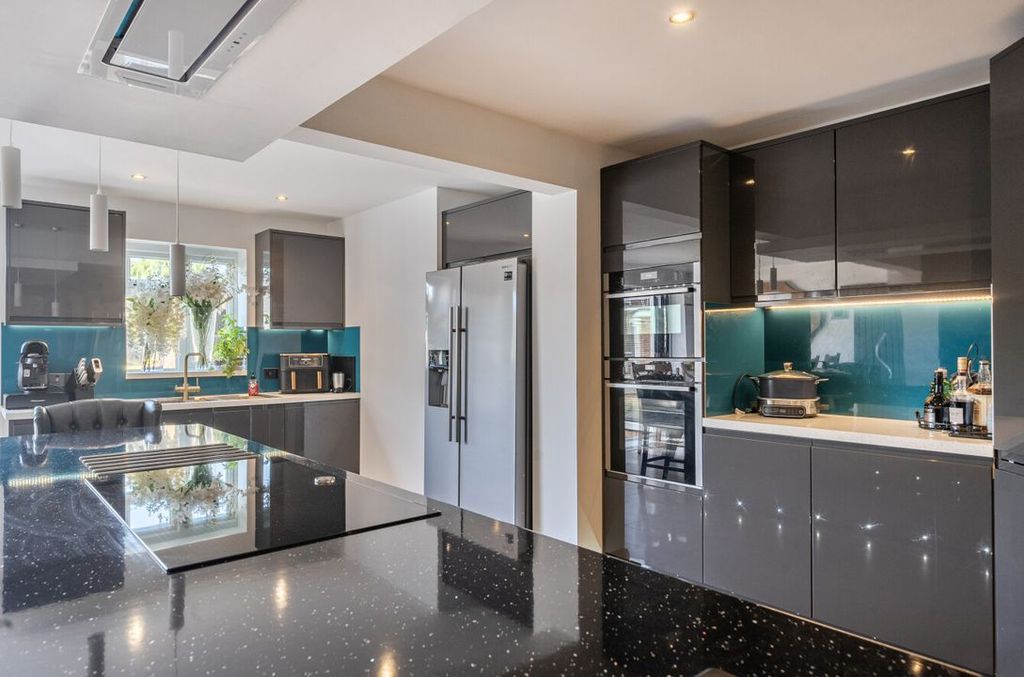 Property photo 3 of 22 14372171969d61Eb943035