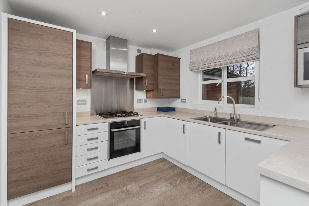 Property photo 2 of 27