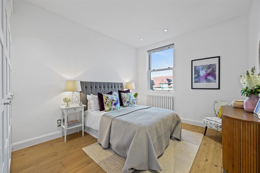 Property photo 1 of 33 Bedroom