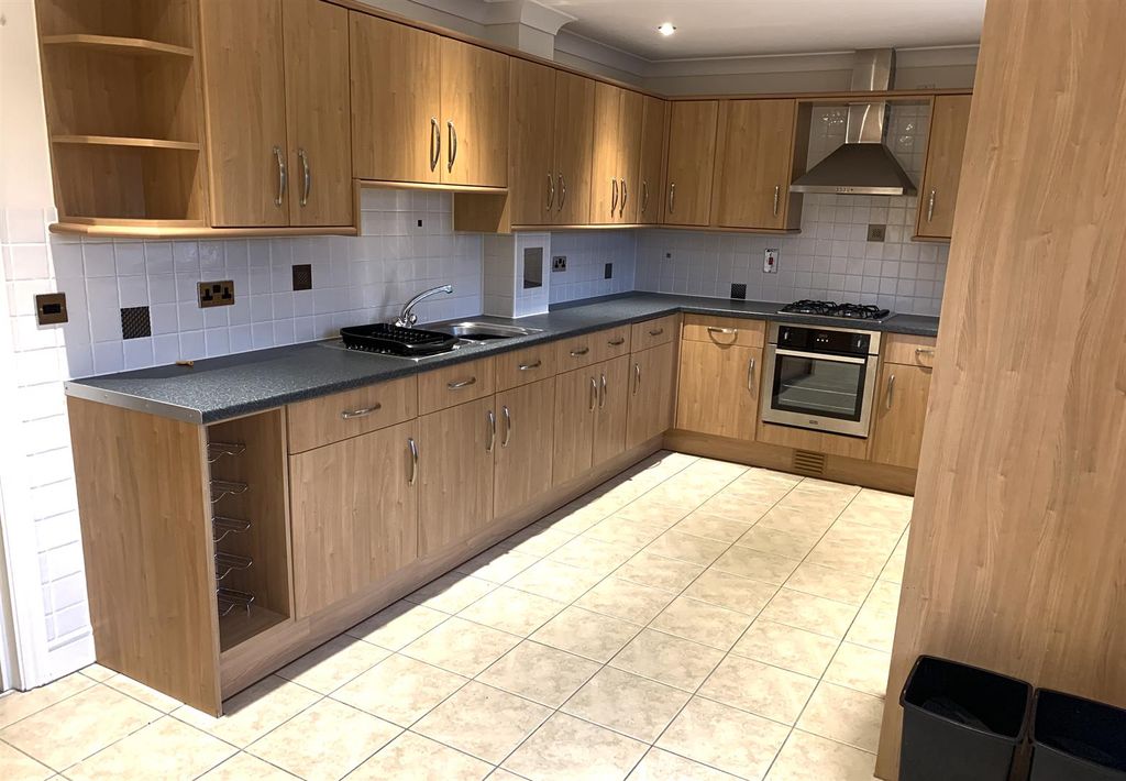 Property photo 3 of 10 Kitchen 2