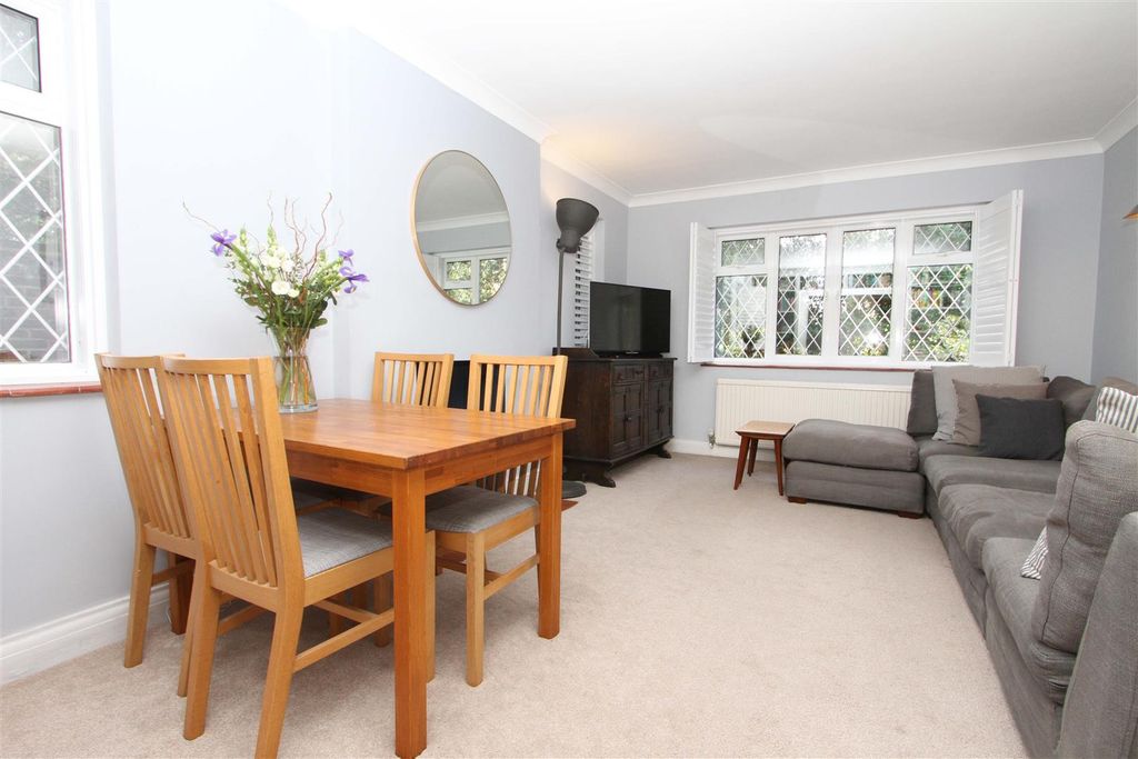 Property photo 3 of 9 Lounge