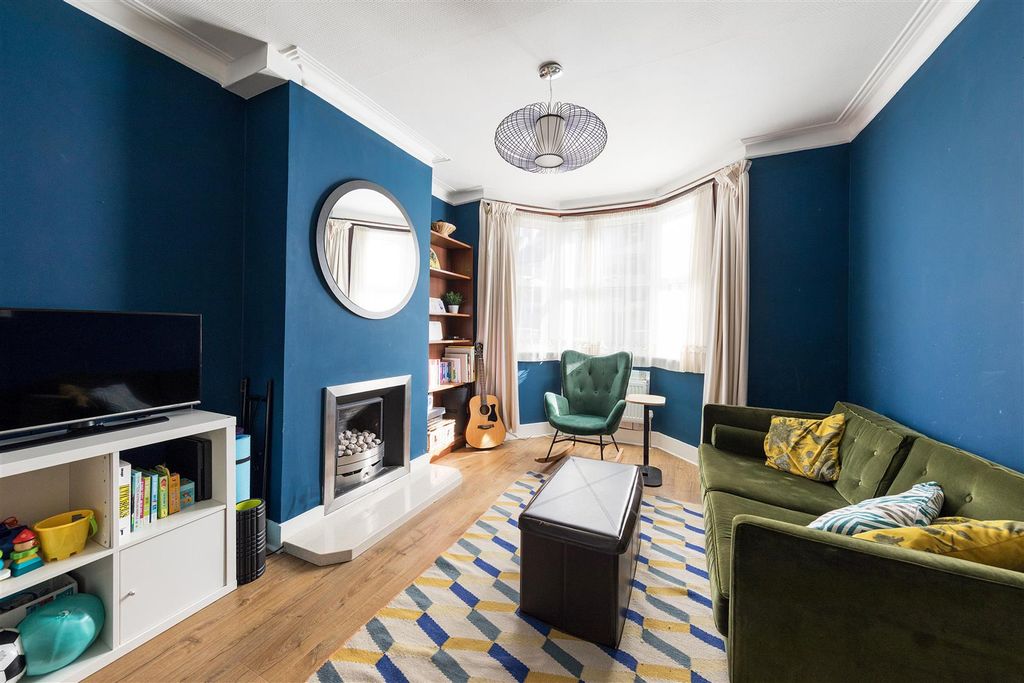 Property photo 2 of 21 Chingford Road, E17