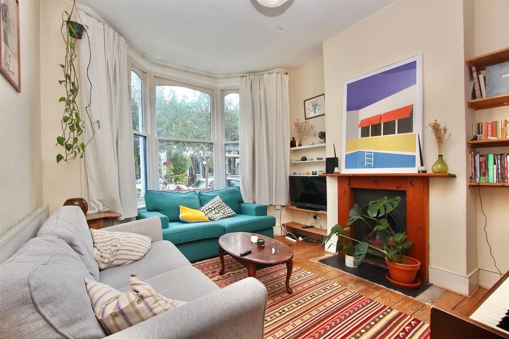 Property photo 2 of 18 Dynevor Road, N16