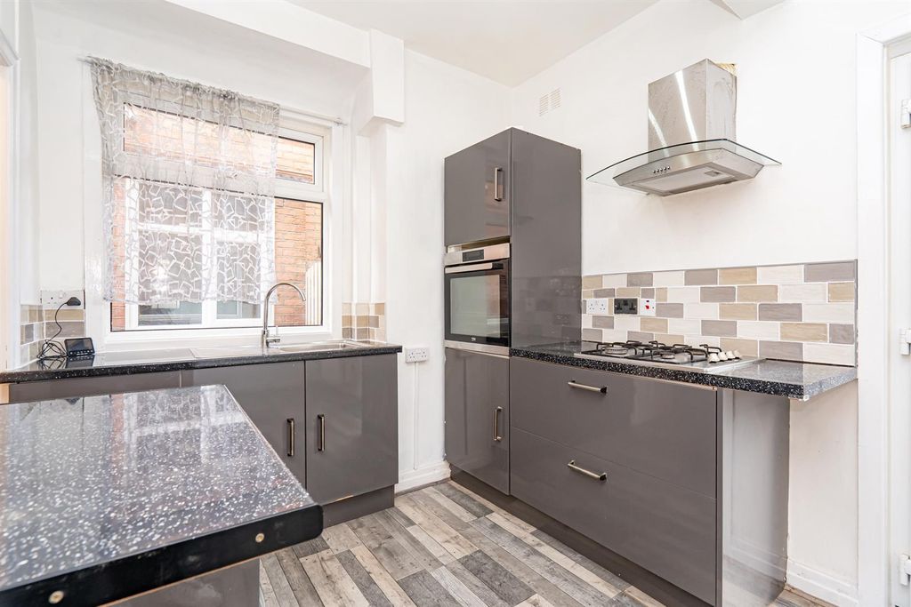 Property photo 3 of 19 Kitchen