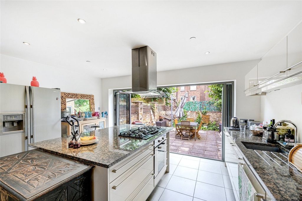 Property photo 3 of 7 Kitchen