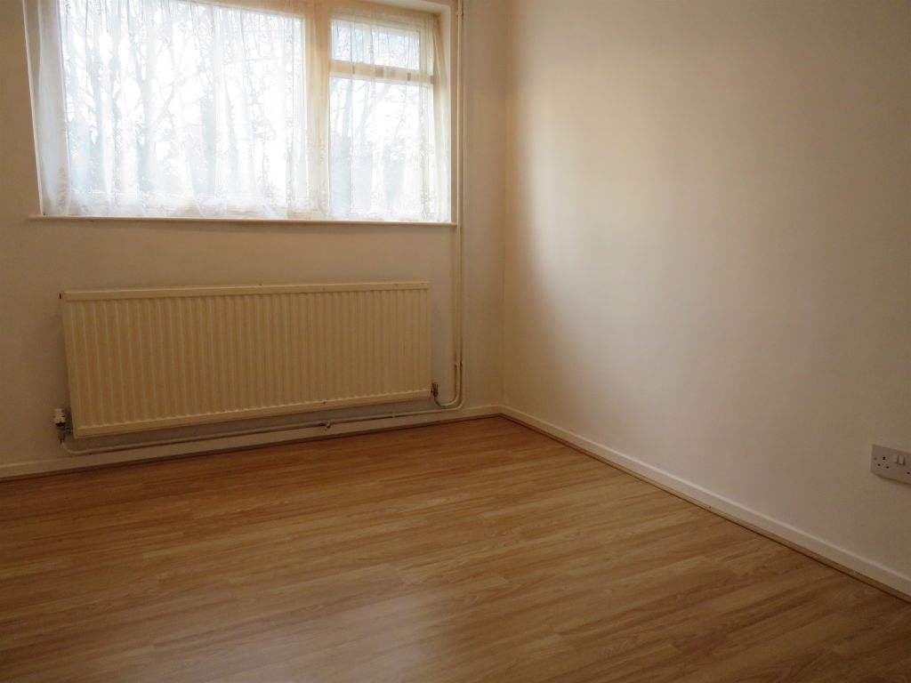 2 bed flat for salePightle Crescent, Buckingham MK18 photo 4
