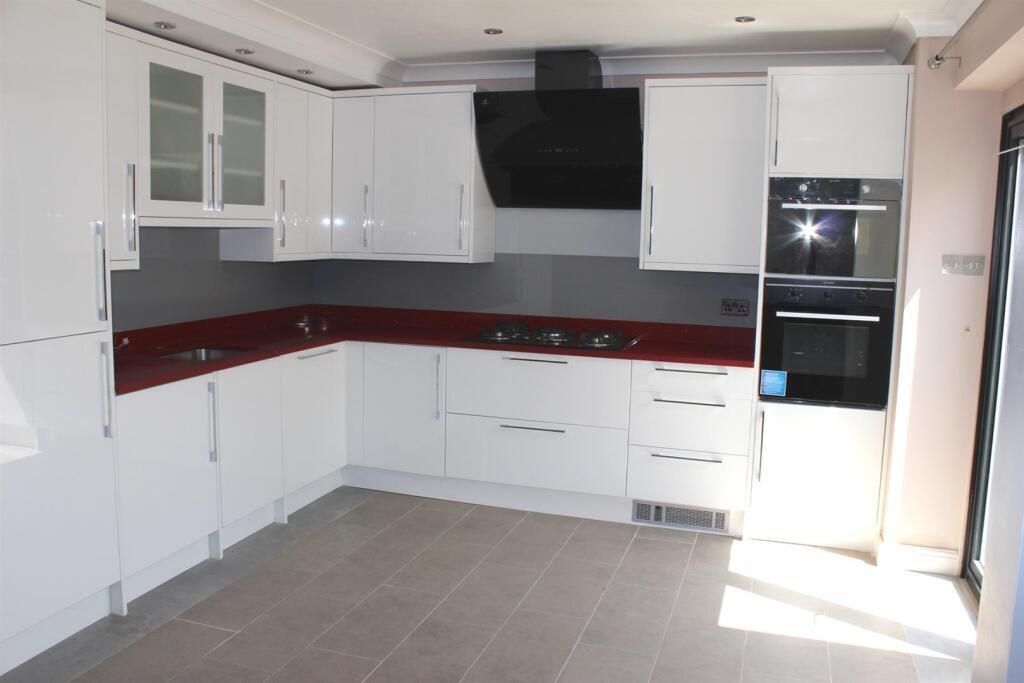 Property photo 2 of 6 Kitchen
