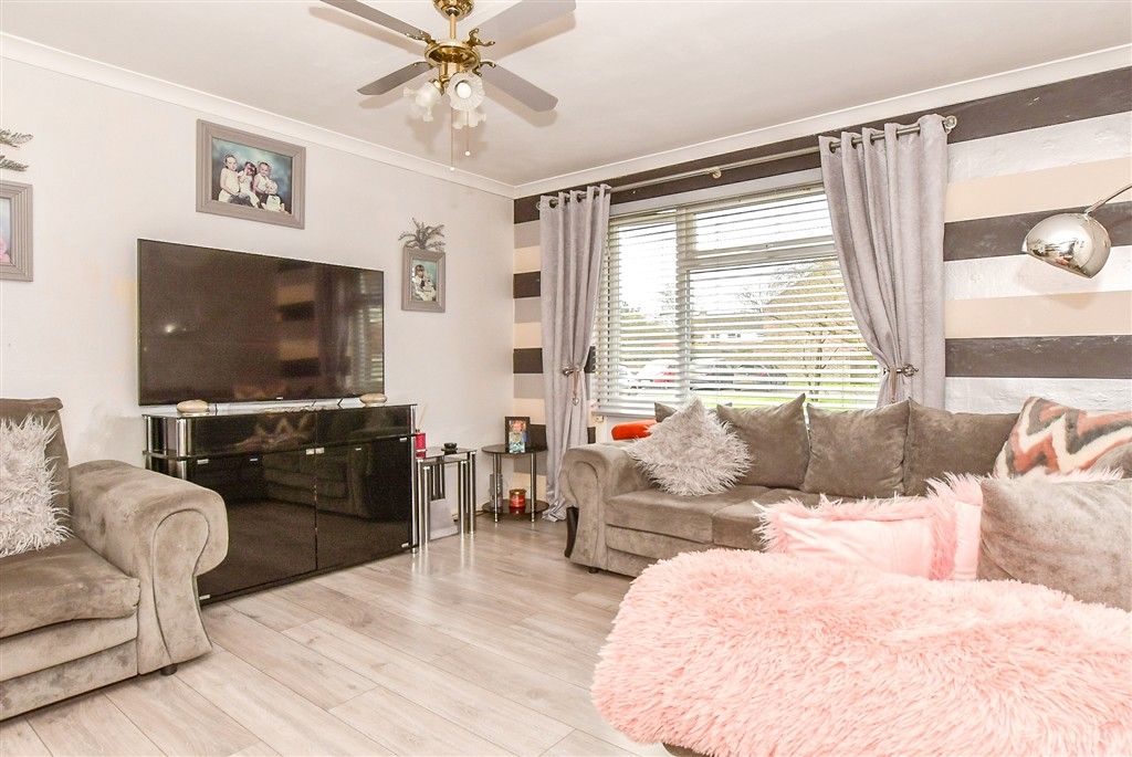 Property photo 1 of 9 Lounge