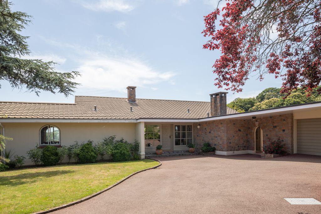 Property photo 2 of 20