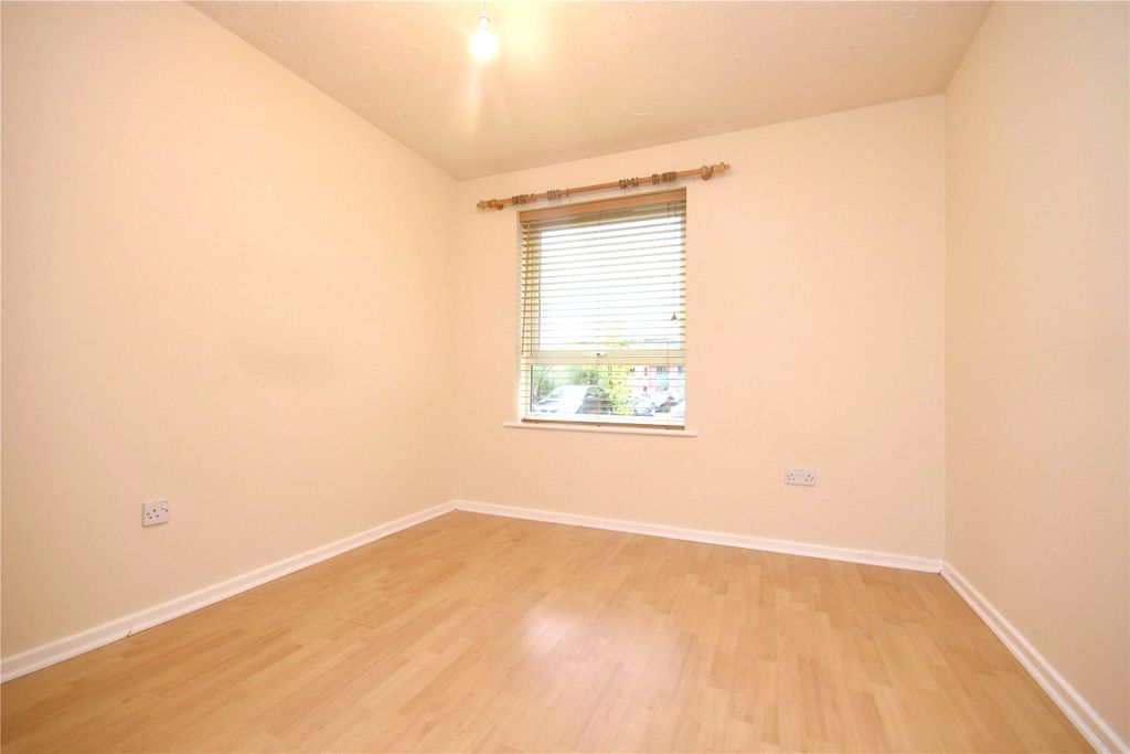Property photo 2 of 8 Picture No. 13