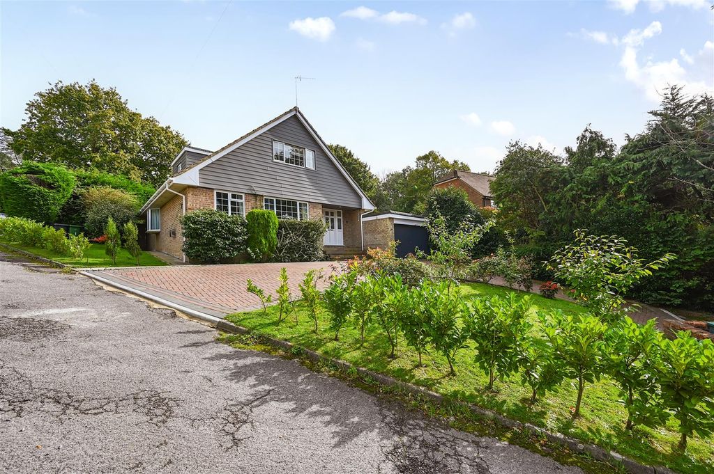 Property photo 1 of 35 1 Ewhurst Close (32).Jpg