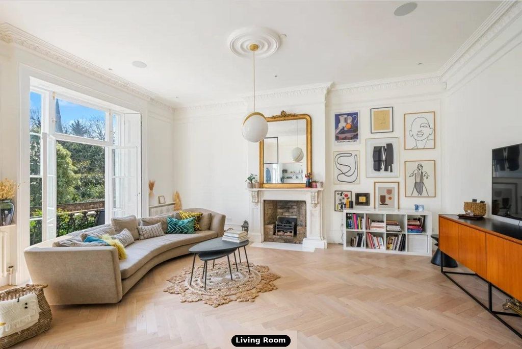 Property photo 2 of 9 Photo_02_Living_Room.Jpg