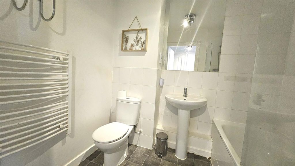 Property photo 3 of 9 Bathroom.Jpg