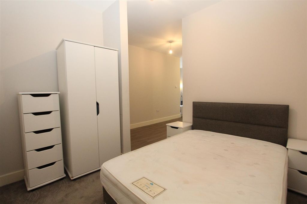 Property photo 3 of 7 Bright Double Bedroom With Ample Storage Space...