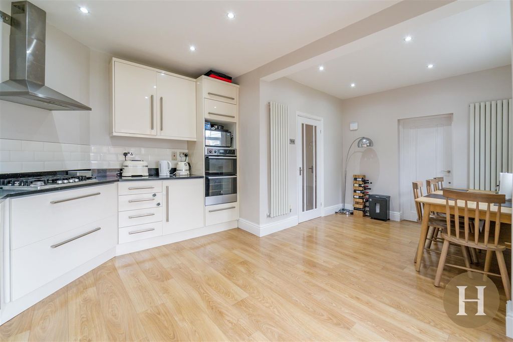 Property photo 2 of 37 Hadleigh Estate Agents-8.Jpg