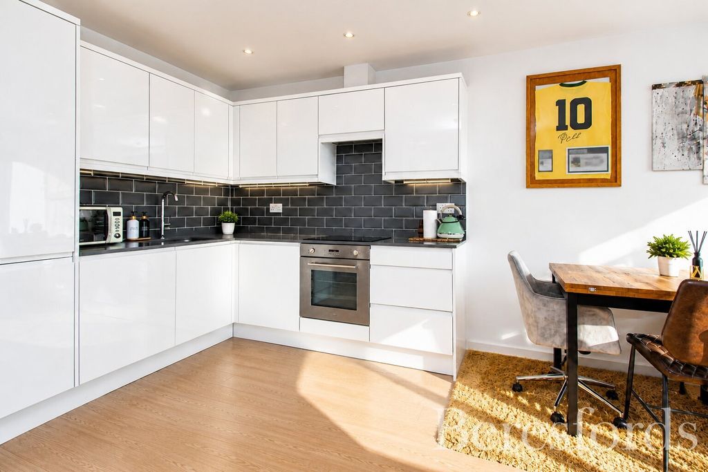 Property photo 2 of 9 Kitchen