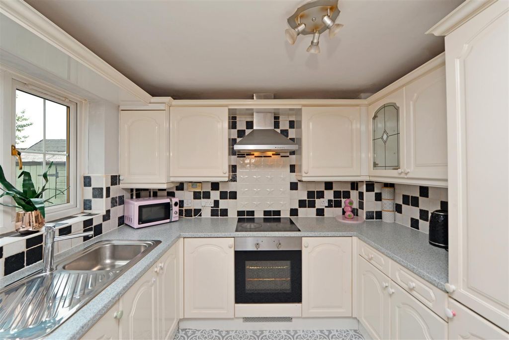Property photo 3 of 18 Fitted Dining Kitchen: