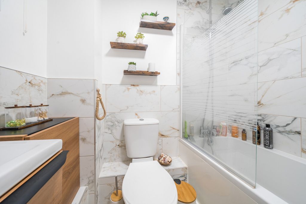 Property photo 3 of 15 Bathroom