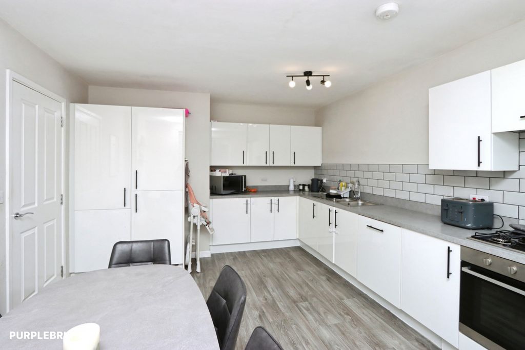 Property photo 2 of 32