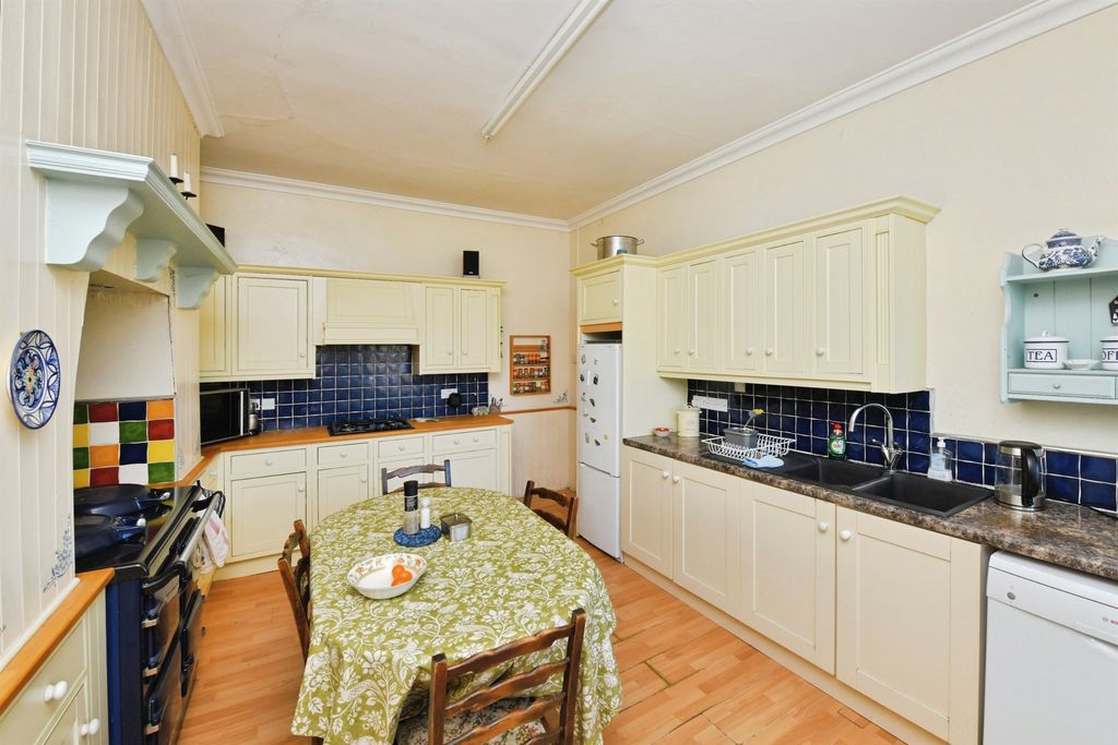 Property photo 2 of 31