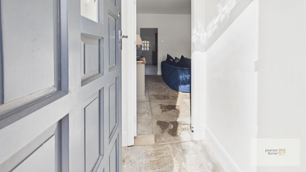 Property photo 2 of 12 Vestibule