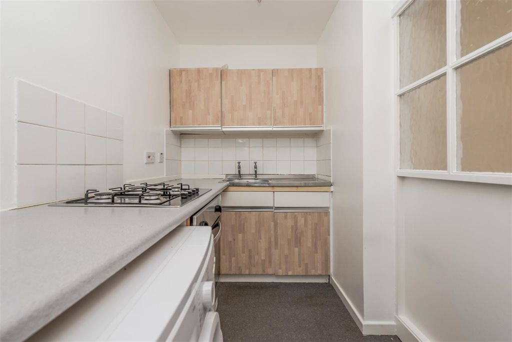 Property photo 3 of 13 Fitted Kitchen: