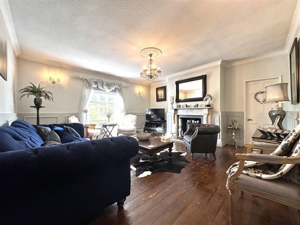 Property photo 2 of 21 Substantial Reception Room 618