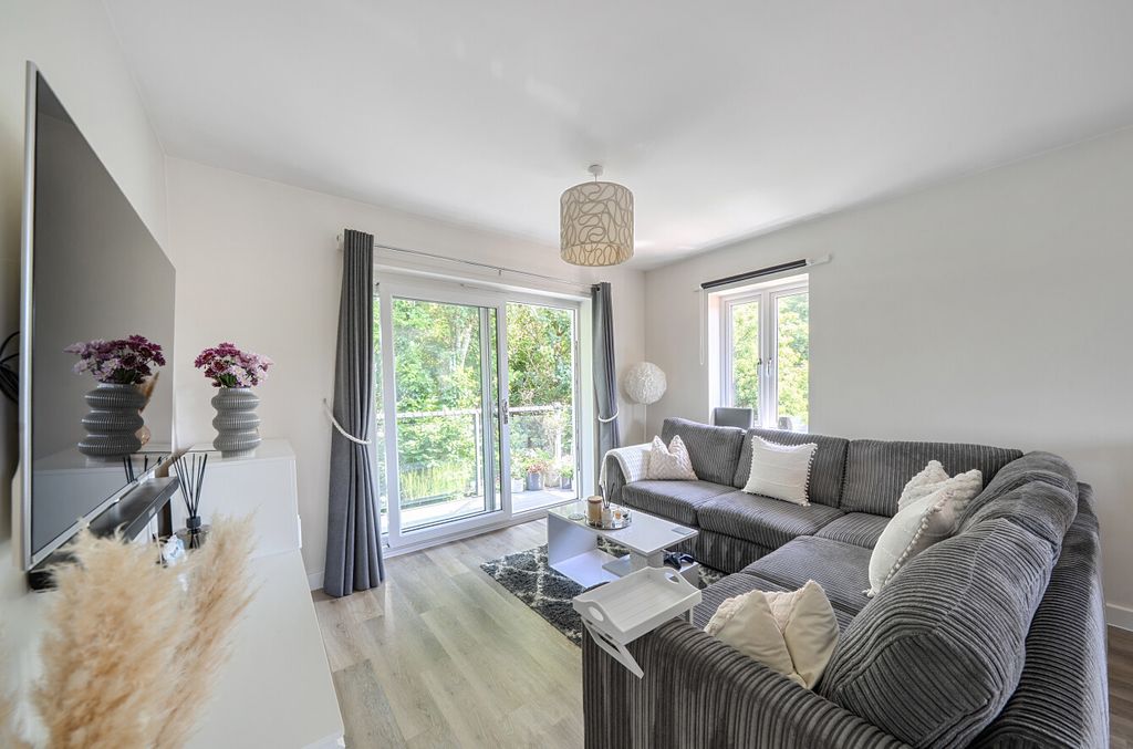 Property photo 2 of 11 1482690-11-6A3Be5...