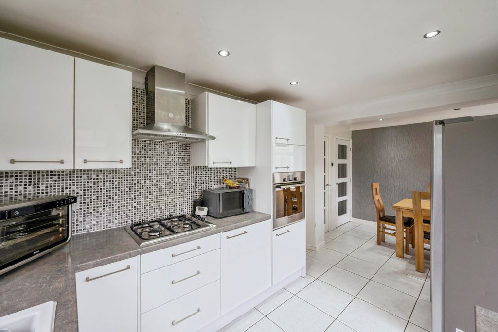 Property photo 3 of 18 Kitchen