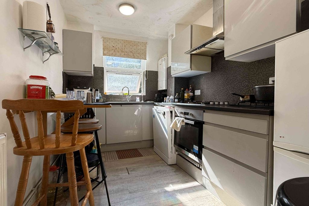Property photo 3 of 6 Kitchen
